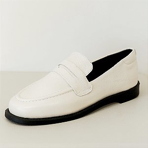 MOCASSIM OFF WHITE SOLA PRETA COURO - NEW AMÁLIA