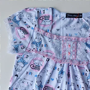 Camisola infantil Isadora Manga Curta estampa gatinha |Tira bordada rosa bebê e tule