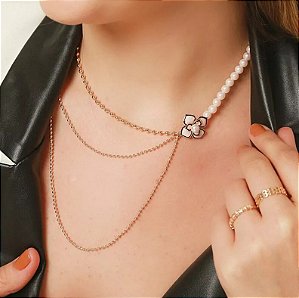 Colar pérolas com pingente flor madrepérola e trio de correntes bolinhas