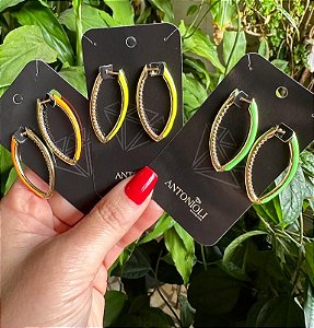 Argola oval neon cravejada