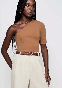 DZARM BLUSA OMBRO ÚNICO CANELADO - MARROM