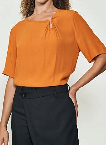 COLCCI BLUSA COMFORT MANGA CURTA - MARROM EVERMORE