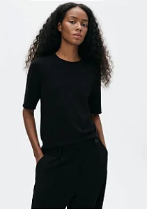 HERING BLUSA FEMININA MANGA CURTA EM TRICÔ LEVE  - PRETO