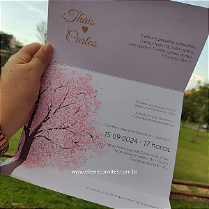 Convite de Casamento Flor de Cerejeira 🌸 — disponível em kits com 30, 50, 80 e 100 unidades.