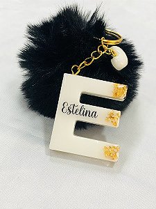 Chaveiro letra inicial com folha de ouro, com Pompom + pingente