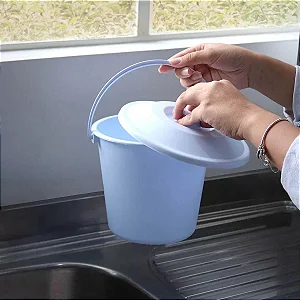 LIXEIRA PLASTICA C/TAMPA COR BRANCA 2,5LTS