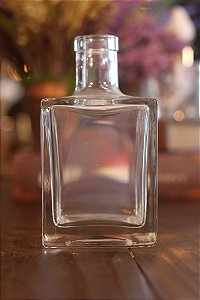 GARRAFA VIDRO QBIC 500ML TRANSPARENTE COM ROLHA PLATE