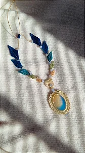 Colar Folhas com opalina