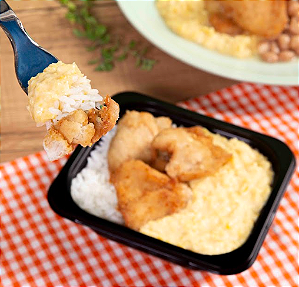Filé de Frango a Milanesa com Creme de Milho, Arroz Branco e Feijão - 320g