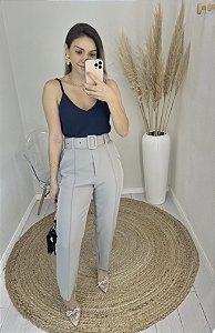 Calça alfaiataria com cinto