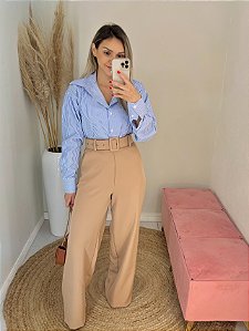 Calça pantalona com cinto em alfaiataria
