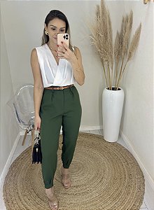 Calça alfaiataria cenoura verde musgo