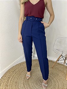 Calça alfaiataria com cinto azul marinho