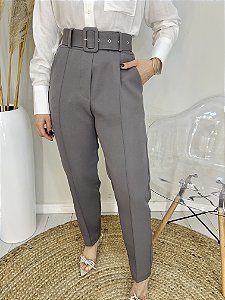 Calça alfaiataria com cinto cinza