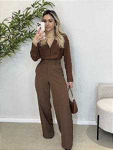 Calça pantalona alfaiataria com botão marrom