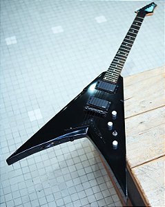 Guitarra Dean Dave Mustaine V Signature EMG 81/85 com bag (usada)
