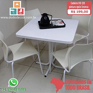 Conjunto de cadeiras DO 220 brancas e mesa quadrada