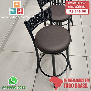 Banqueta baixa preta encosto tramado em junco assento dunas marrom