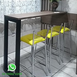 Banquetas cromadas com bancada madeirada