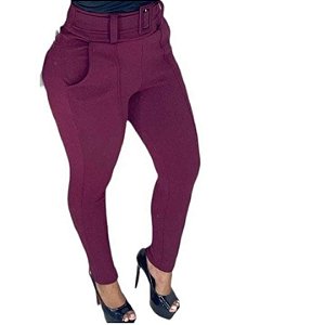 Calça feminina skinne malha crepe com cinto fixo com fivela.