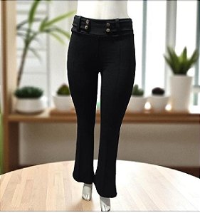 Calça flare com cinto colado com 4 botãozinho malha jacar.