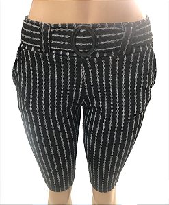 Bermuda Feminino Listrado Longo No Joelho De Malha Colmeia Com Cinto