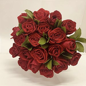 Buquê de 20 Rosas Vermelhas com Folhagem