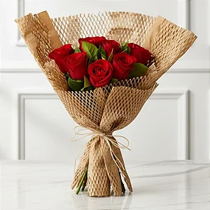 Buquê de 10 Rosas Vermelhas com Folhagem