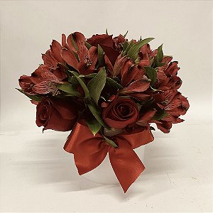Box de Rosas e Alstroemérias Vermelha com Folhagem