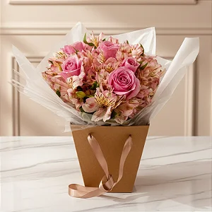 Buquê em Tons de Rosa na Caixa em Formato de Bolsa