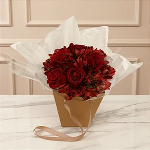 Buquê em Tons de Vermelho na Caixa em Formato de Bolsa