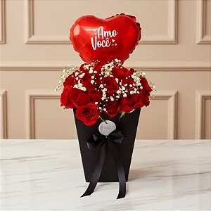 Buquê de rosas vermelhas na Caixa em Formato de Bolsa com balão