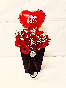 Buquê de rosas vermelhas na Caixa em Formato de Bolsa com balão