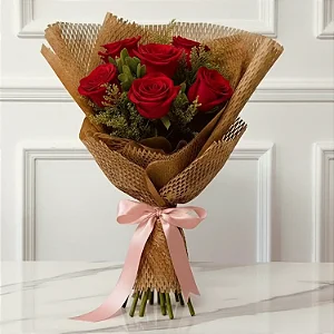 Buque de 6 Rosas Vermelhas com Folhagem