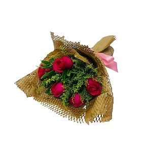 Buque de 6 rosas vermelhas com folhagem