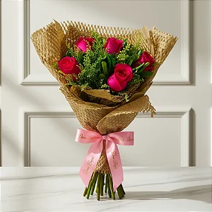 Buque de 6 Rosas Vermelhas com Folhagem