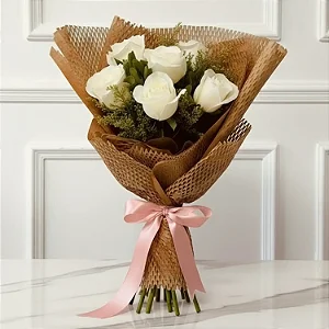 Buque De 6 Rosas Brancas Com Folhagem