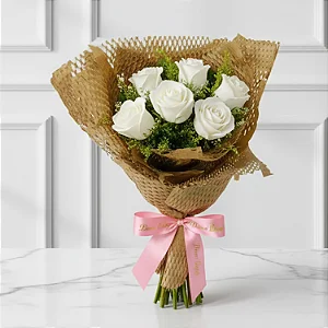 Buque de 6 Rosas Brancas com Folhagem