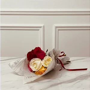 Buque de 6 Rosas com embalagem do Flower Jornal