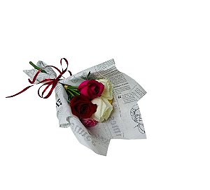 Buque de 6 Rosas com embalagem do Flower Jornal
