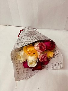 Buque de 10 rosas coloridas com embalagem Flower Jornal