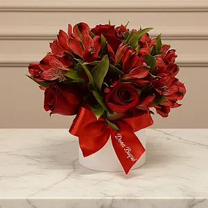 Box de Rosas e Alstroemérias Branco com Folhagem