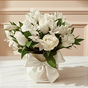 Box de Rosas e Alstroemérias Branco com Folhagem