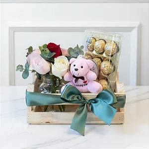 Arranjo De 6 Rosas Coloridas na Jardineira Com Ferrero