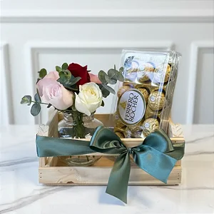 Arranjo De 6 Rosas Coloridas Na Jardineira Com Ferrero E Ursinho