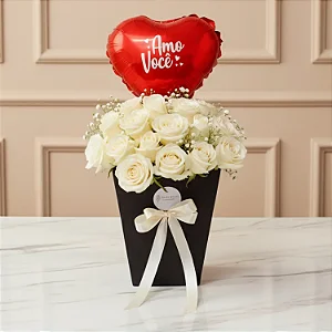 Buquê De Rosas Brancas Na Caixa Em Formato De Bolsa Com Balão