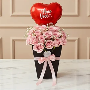 Buquê De Rosas Rosa Na Caixa Em Formato De Bolsa Com Balão