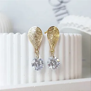 BRINCO GOTA TRABALHADA ZIRCÔNIA