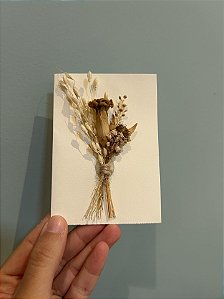 Cartão de flores desidratadas