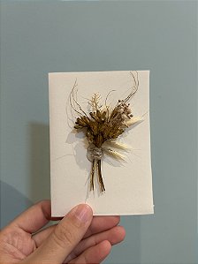 Cartão de flores desidratadas